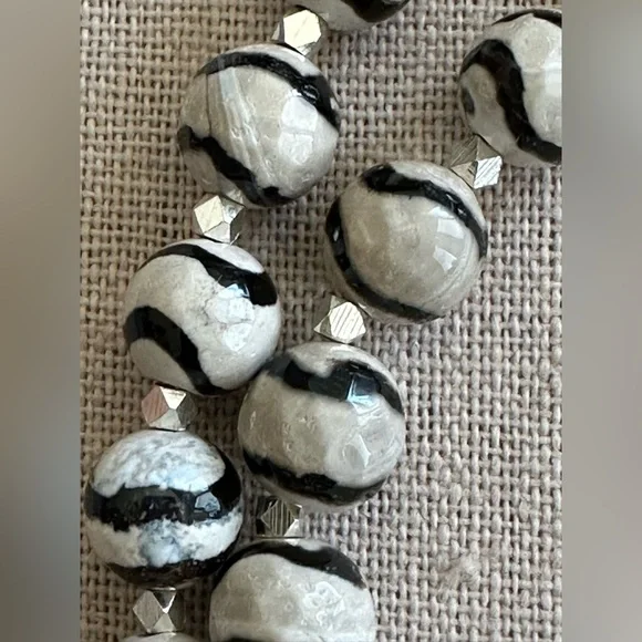 22-1/2 inch Wavy Tibetan Agate Faceted bead necklace NWOT - Picture 11 of 15